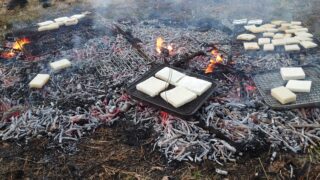 どんど焼き　炭でお餅を焼く